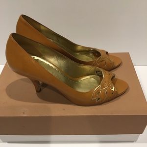 Gianni Bini open toe leather pump. Size7, heels 3"